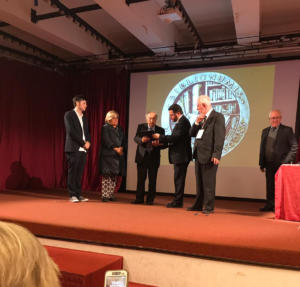 Il dottor Luca Lombardi consegna al professor Aldo Luisi la motivazione del conferimento del Premio