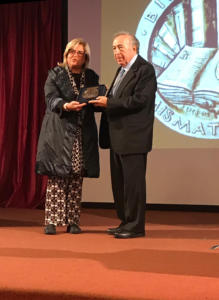 La dottoressa Eugenia Vantaggiato (Ministero per i beni e le attività culturali) consegna il Premio "Biblionumis" 2018 al professor Aldo Luisi