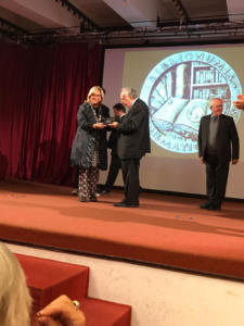 La dottoressa Eugenia Vantaggiato (Ministero per i beni e le attività culturali) consegna il Premio "Biblionumis" 2018 al professor Aldo Luisi