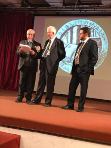 Il dottor Francesco Quarto legge la motivazione del conferimento del Premio