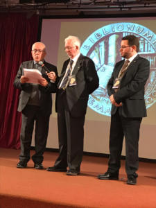 Il dottor Francesco Quarto legge la motivazione del conferimento del Premio